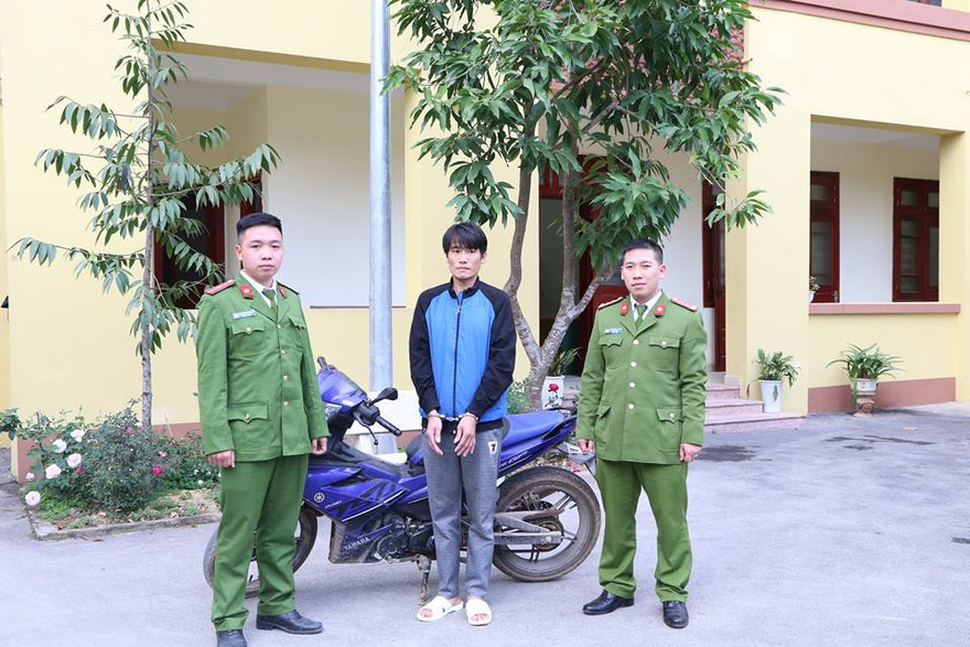 Đối tượng Trường (giữa) tại cơ quan công an .Ảnh: H.Mỹ