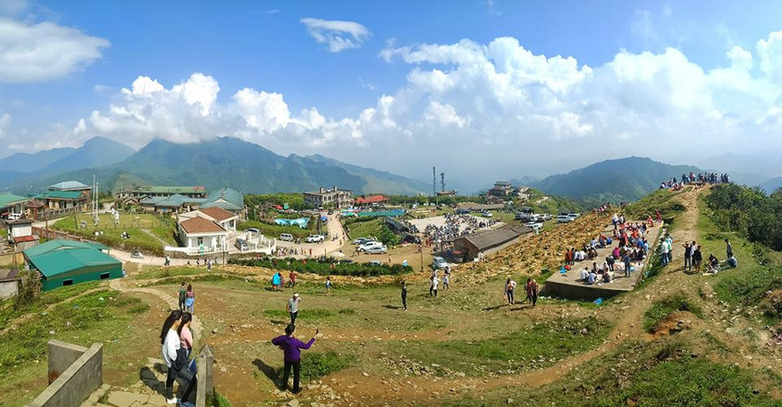 Trời quang, nắng đẹp; hàng ngàn du khách đã đến với Mẫu Sơn *ảnh: Hoàng Huy