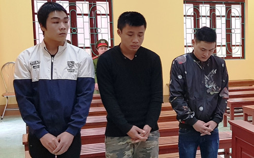 Ba đối tượng ra trước vòng móng ngựa lĩnh án *ảnh: Nguyễn Thái