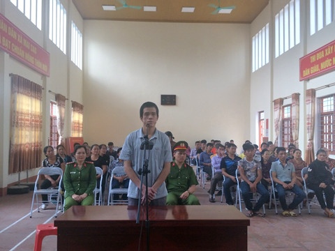 Bị cáo Huân ra tòa, lĩnh án .Ảnh: Thanh Hà