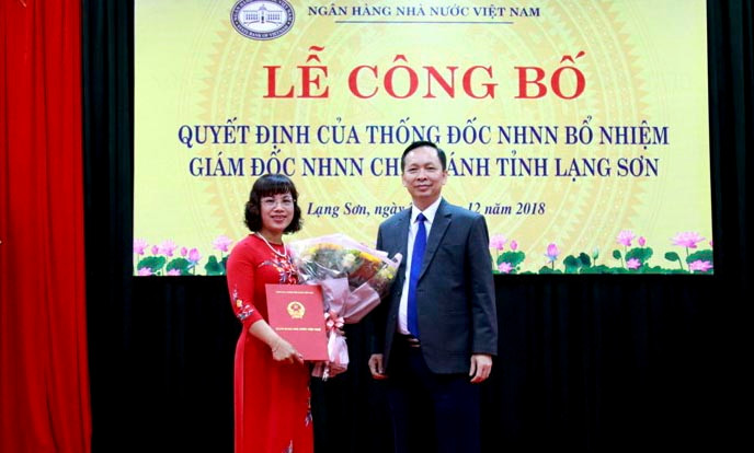 Bà Hòa (bìa trái) nhận quyết định bổ nhiệm Giám đốc *ảnh: TL