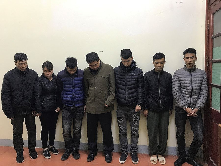 Các đối tượng đánh bạc tại cơ quan công an *ảnh: Huyền Mỹ