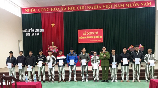 Các phạm nhân nhận quyết định tha tù trước thời hạn *ảnh: Minh Anh