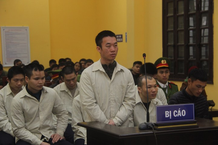 Bị cáo Thủy khai nhận hành vi tại phiên tòa xét xử sơ thẩm .Ảnh: Duy Chiến