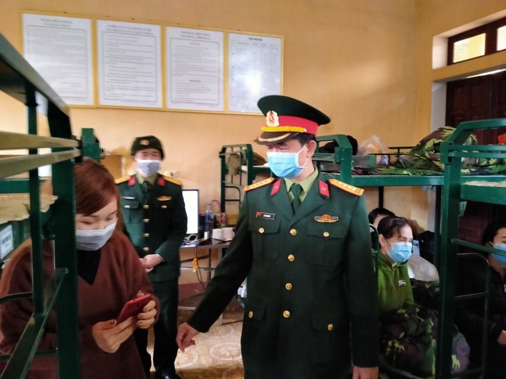 Chính ủy Bộ CHQS tỉnh thăm hỏi công dân đang cách ly tại đơn vị - Ảnh: Dương Nguyên.