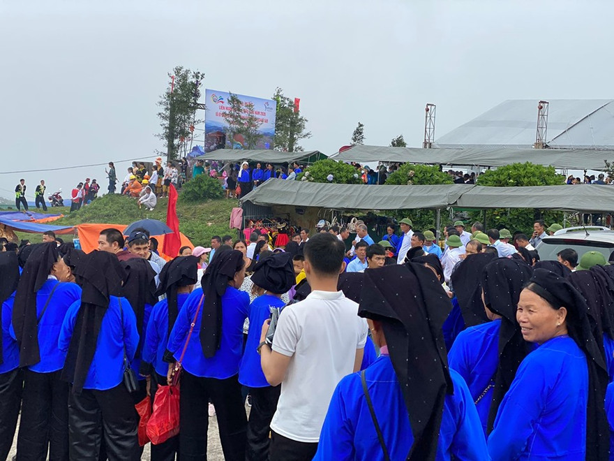 Đồng bào các dân tộc ở xứ Lạng Sơn trẩy hội Mẫu Sơn năm nay rất đông .Ảnh: T. Tâm