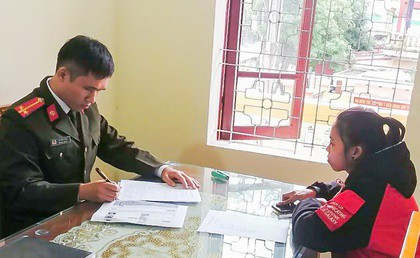 Cơ quan công an làm việc với Thu. Ảnh: Hoàng Lam