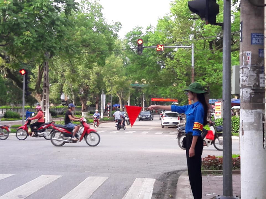 Dưới cái nắng gắt giữa hè, lực lượng ĐVTN vẫn bám trụ, điều tiết giao thông. *ảnh: DC