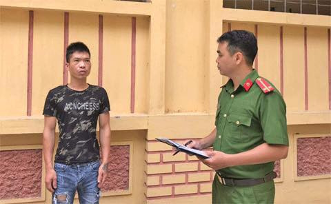 Đối tượng Thế (bìa trái) tại cơ quan công an .Ảnh: Minh Anh