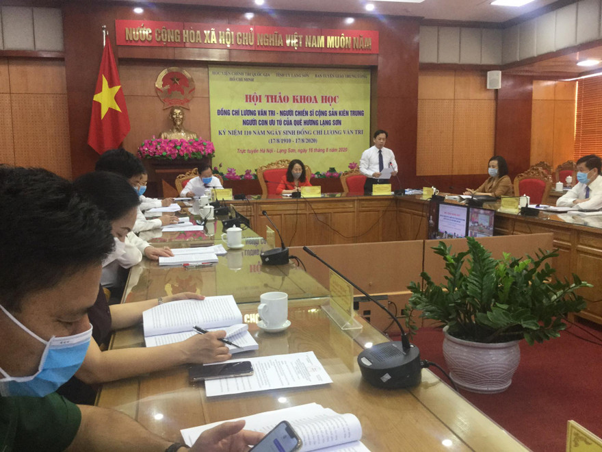 Đồng chí Hoàng Văn Nghiệm, Phó bí thư TT tỉnh ủy Lạng Sơn (đứng) tham luận Hội thảo tại điểm cầu Lạng Sơn .Ảnh: Duy Chiến