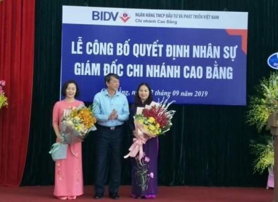Lãnh đạo tỉnh Cao bằng tặng hoa chúc mừng bà Thùy Anh (bía trái) đảm nhiệm chức vụ GĐ Ngân hàng BIDV Cao Bằng và bà Phương Hồng được nghỉ hưu .Ảnh: PO