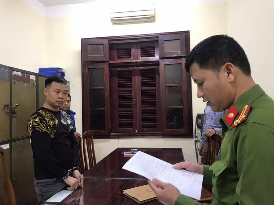 Đối tượng Huynh (bìa trái) tại cơ quan công an. Ảnh: Minh Anh