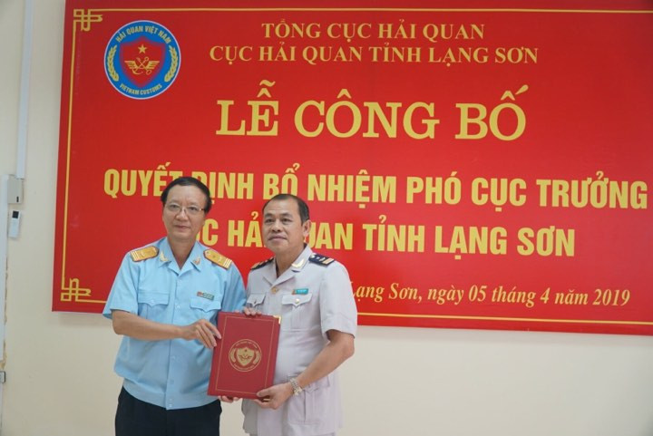 Ông Vũ Tuấn Bình (bìa phải) nhận Quyết định bổ nhiệm .Ảnh: HQ