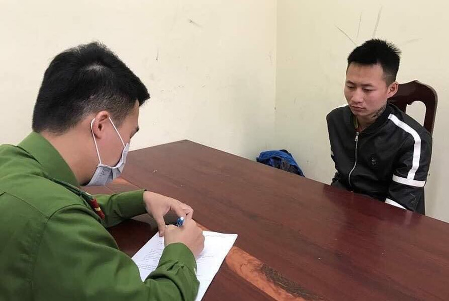 Đối tượng Cường (bìa phải) khai nhận hành vi tại cơ quan công an .Ảnh: TL