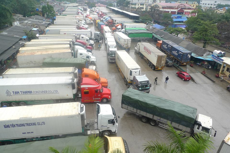 Vẫn còn khoảng 400 xe tải chở hoa quả ùn ứ ở khu vực cửa khẩu. Ảnh: Nguyễn Duy Chiến
