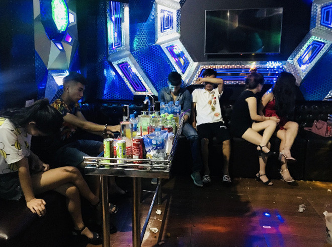 Nhóm đối tượng hát karaoke có sử dụng ma túy bị bắt quả tang *ảnh: M. Anh