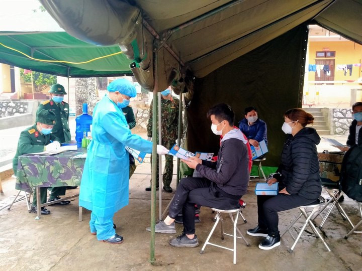 Khi đến doanh trại bộ đội, người dân được phổ biến nội quy và thăm khám sức khỏe .Ảnh: Duy Chiến