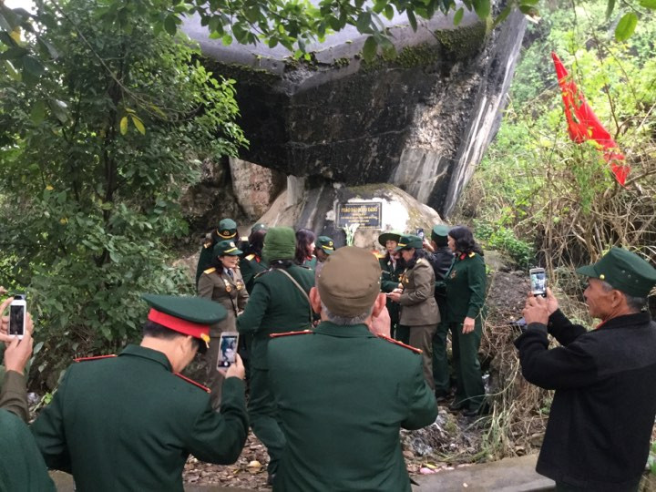 Cựu chiến binh Sư đoàn 338 tâm nhang tại pháo đài Đồng Đăng .Ảnh: Duy Chiến