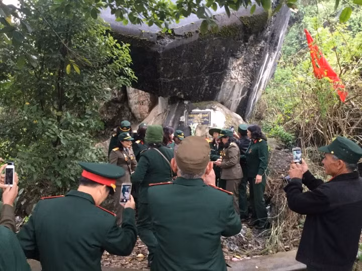 Cựu chiến binh Sư đoàn 338 tâm nhang tại pháo đài Đồng Đăng .Ảnh: Duy Chiến