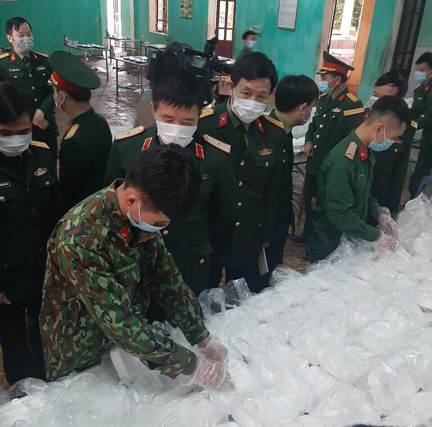 Trưa nay (7/2), Thiếu tướng Phan Văn Tường và đoàn công tác của Quân Khu I đến kiểm tra công tác hậu cần tại Trung đoàn 123 .Ảnh: Dương Nguyên 