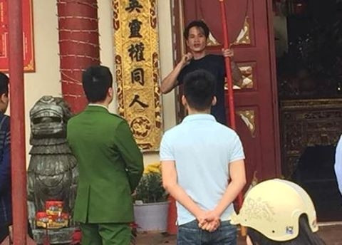 Đối tượng Hiền (giữa), tay cầm gậy, tay kề dao dọa tự tử *ảnh: TL