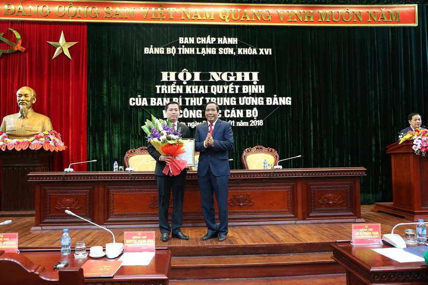 Anh Long Hải nhận hoa chúc mừng. Ảnh: H.N