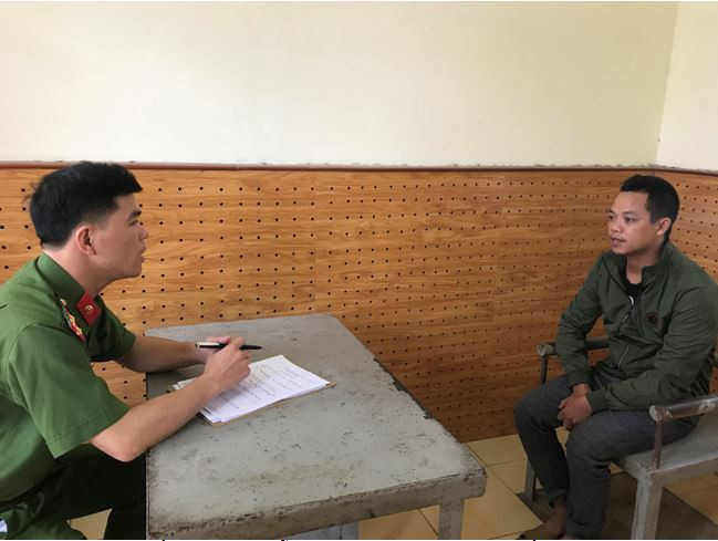 Đối tượng Nguyên (bìa phải) khai nhận hành vi tại cơ quan công an. Ảnh: H. Thiện