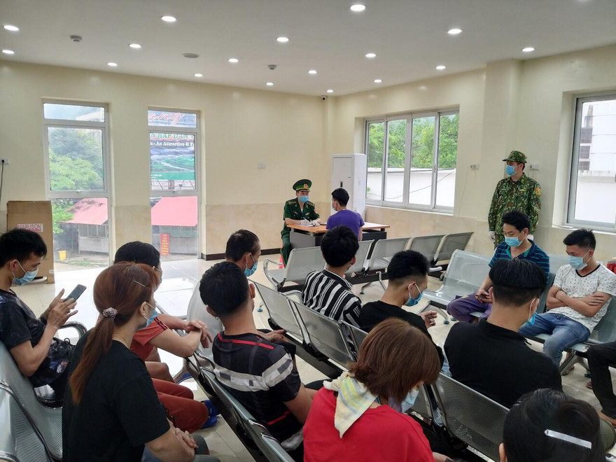 Các đối tượng nhập cảnh trái phép được các chiến sỹ Biên phòng Tân Thanh lấy lời khai .Ảnh: Duy Chiến