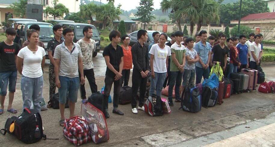 Các công dân bị phía Trung Quốc trao trả qua cửa khẩu Chi Ma (Lạng Sơn). Ảnh: TL