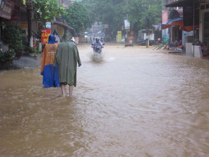 Nước lũ bủa vây các khu phố Đồng Mỏ. Ảnh: Vi Cường.