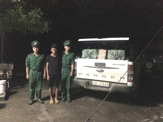 Đối tượng Dương (giữa) bị bắt quả tang vận chuyển hàng trăm kg pháo nổ trên xe ô tô tải .Ảnh: CB