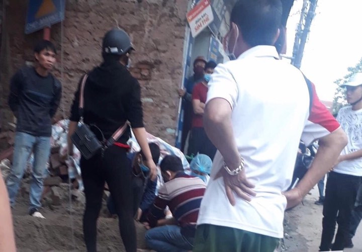 Hiện trường vụ tai nạn, anh Cường rơi từ tầng 3 xuống đất, tử vong tại chỗ .Ảnh: TL