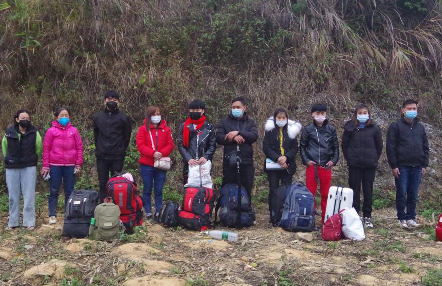 10 công dân nhập cảnh trái phép, bị lực lượng Biên phòng Bảo Lâm ngăn chặn sáng 5/1 .Ảnh: Vi Toàn 