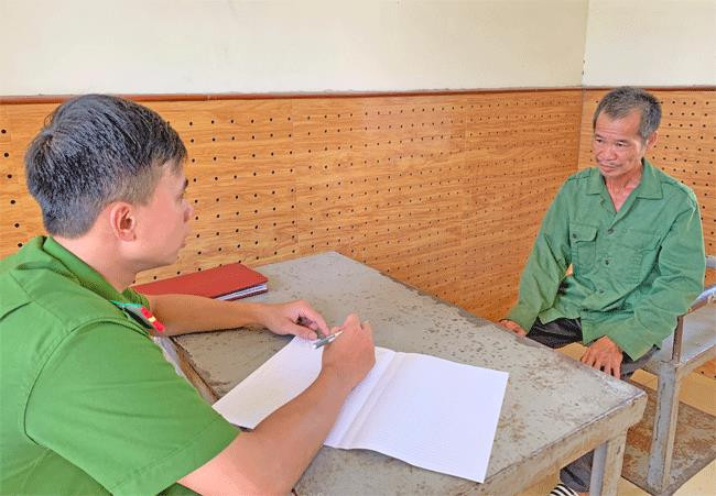 Đối tượng Lang (phải) khai nhận hành vi giết con với cơ quan điều tra .Ảnh: H.Mỹ