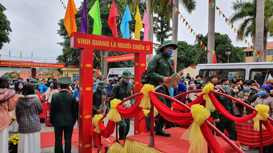 Các tân binh hăng hái bước qua cầu vinh quang lên đường tòng quân bảo vệ Tổ quốc .Ảnh: Dương Nguyên 