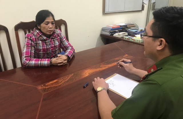 Đối tượng Lâm (bìa trái) khai nhận hành vi tại cơ quan công an .Ảnh: TL