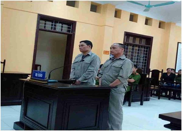 Hai bị cáo Tạch và Oai ra tòa, lĩnh án tử *ảnh: T. Hồng