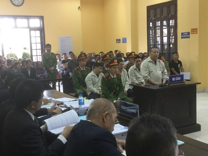 Bốn bị cáo ra tòa sáng hôm nay (18/11). Ảnh: Duy Chiến