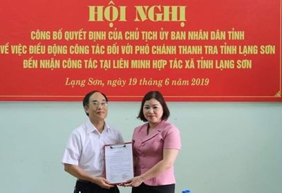Ông Bế Mạnh Quân (bìa trái) nhận quyết định điều động của tỉnh Lạng Sơn .Ảnh: Phương Linh