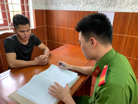 Đối tượng Hậu (bìa trái) khai nhận hành vi tại cơ quan công an .Ảnh: Diệu Linh