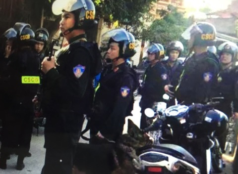 Lực lượng CSCĐ áp sát hiện trường. Ảnh: Linh Chi