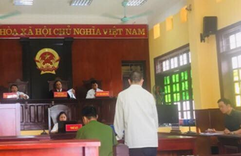 Bị cáo Nghiệp (đứng) lĩnh án .Ảnh: Huy Hoàng