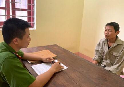 Đối tượng Bay (bìa phải) tại cơ quan công an .Ảnh: Diệu Linh