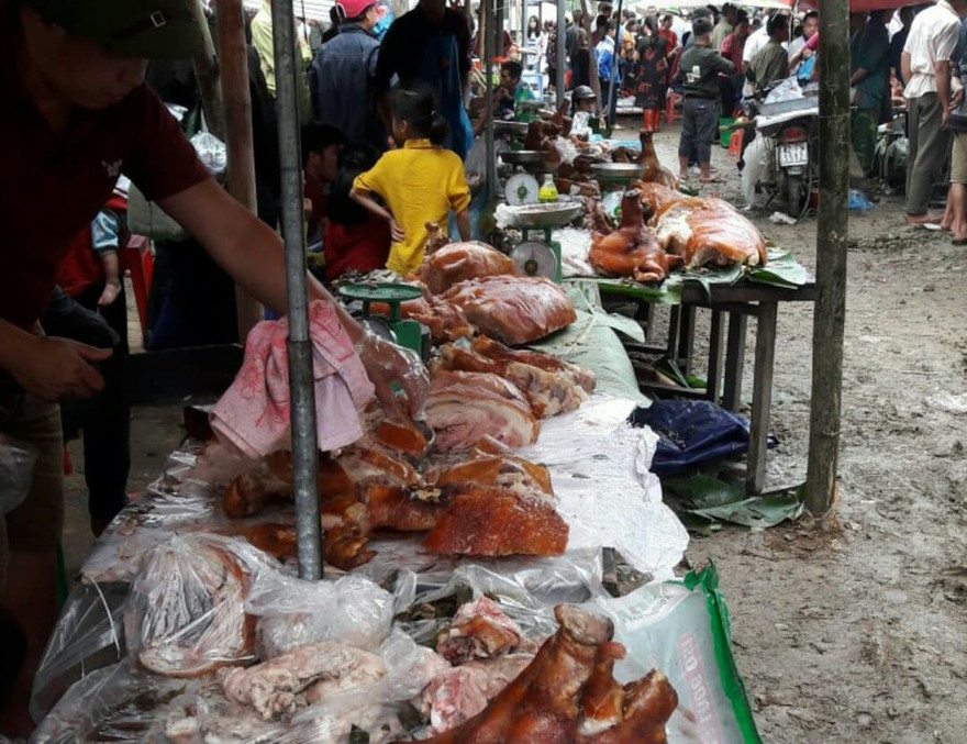 Khoảng 200 con lợn quay vàng rộm tại lễ hội Ba Xã. Ảnh: Duy Chiến