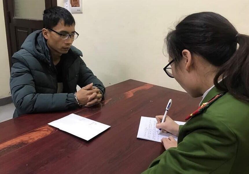 Đối tượng Thụ (bìa trái) khai nhận hành vi trộm cắp tại cơ quan công an .Ảnh: A. Khoa 