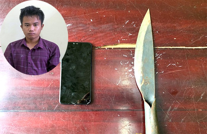 Tượng Định cùng tang vật vụ cướp tài sản .Ảnh: H. Mỹ