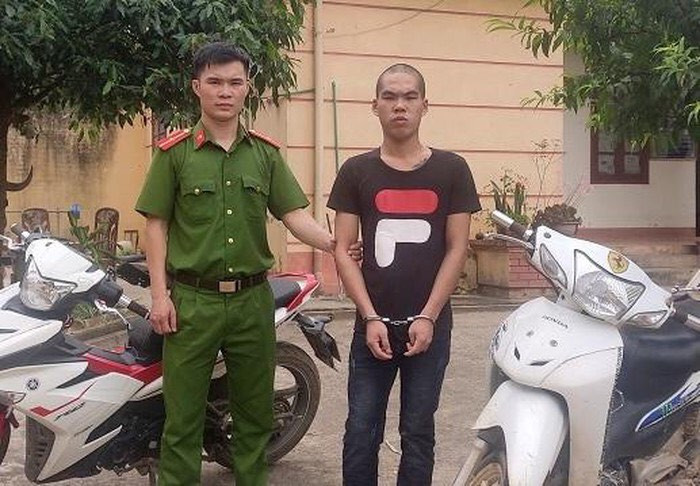 Đối tượng Thư (bìa phải) tại cơ quan điều tra .Ảnh: A. Khoa 