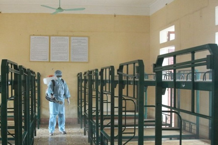 Các địa điểm tiếp nhận, cách ly đều phun độc, khử trùng trước khi đưa vào sử dụng .Ảnh: T. Linh