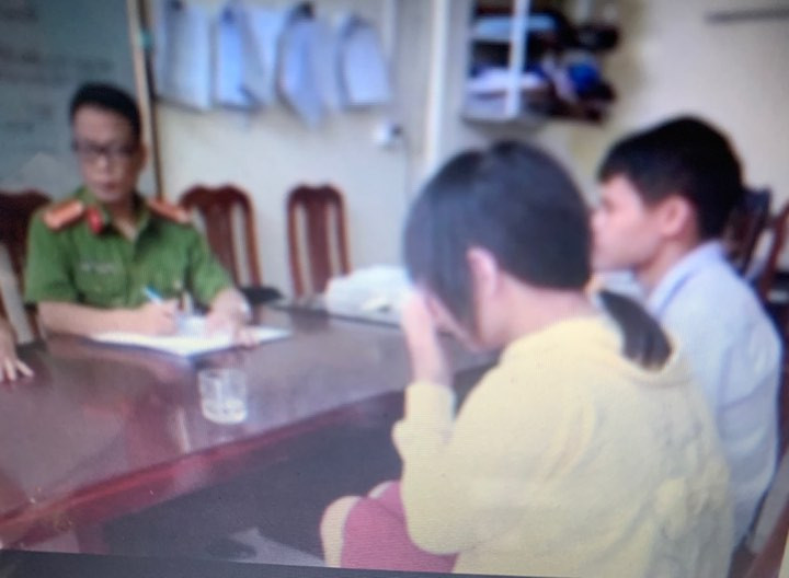 Cô L (ngoài cùng, bên phải) tại cơ quan công an .Ảnh: Duy Chiến