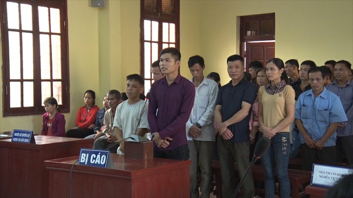 Nhiều bị cáo là cán bộ huyện, xã hầu tòa - Ảnh: Duy Chiến